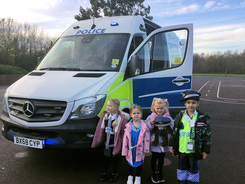Children with the police patrol car